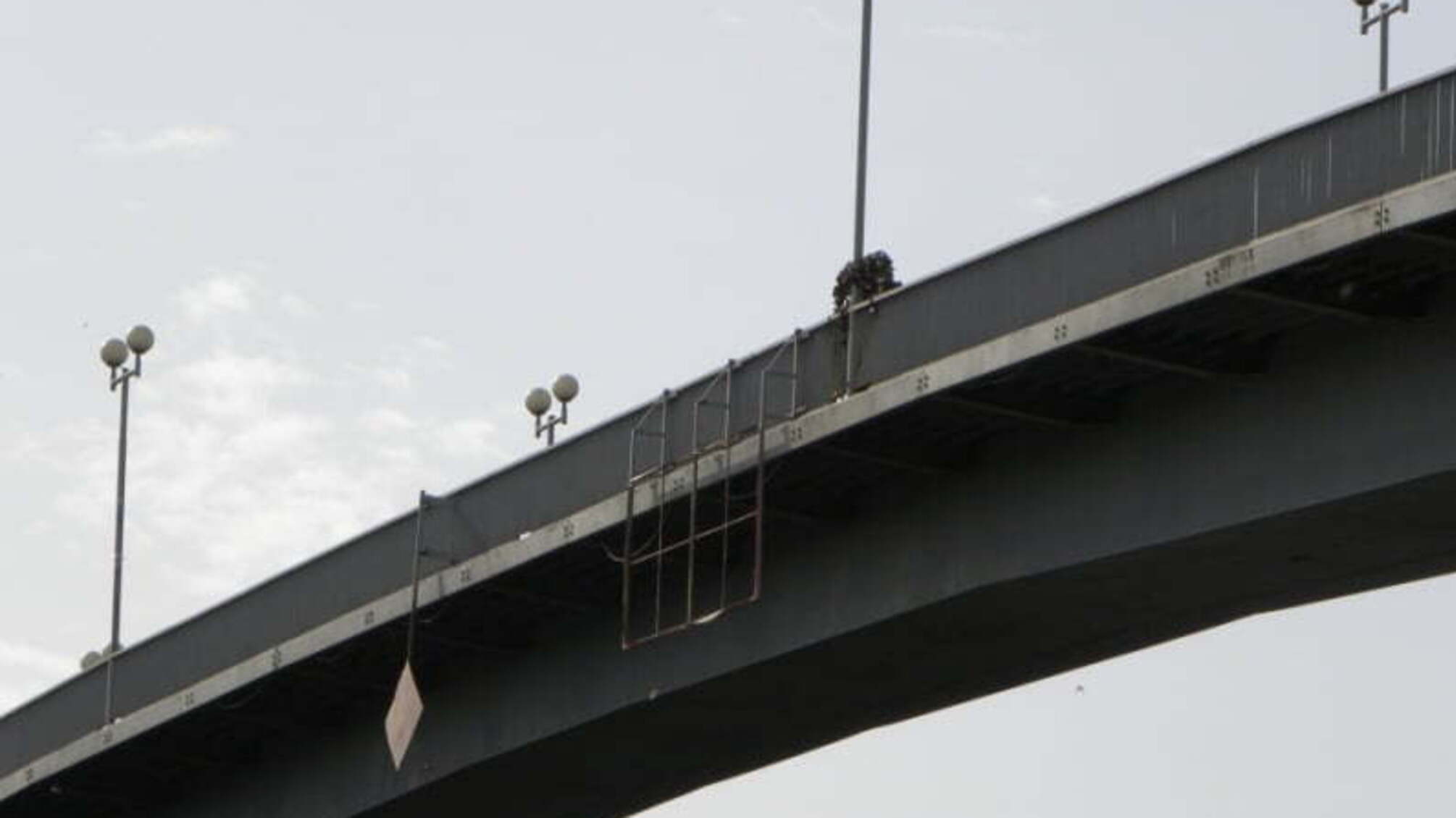 Чернігівська область: надзвичайники врятували жінку, яка намагалася стрибнути в річку Десна з пішохідного мосту