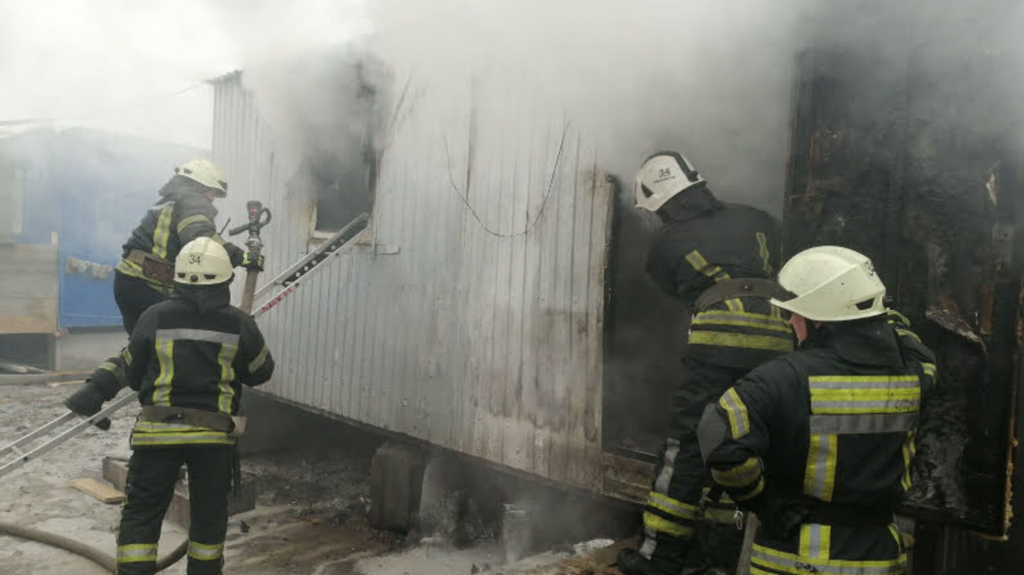 Київська область: рятувальники двічі за добу ліквідовували загорання металевих вагончиків