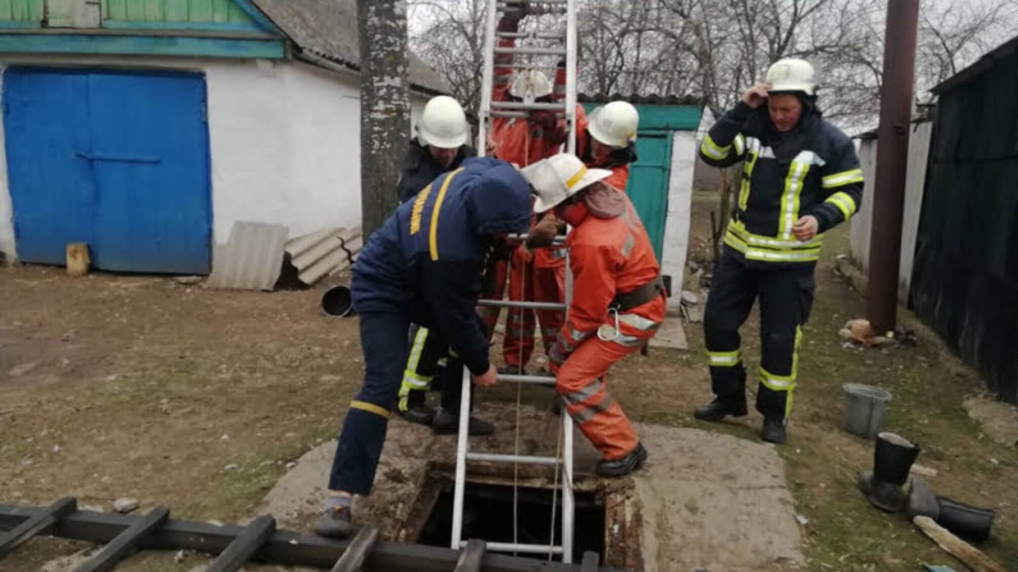 Дніпропетровська область: надзвичайники дістали тіло жінки з колодязя