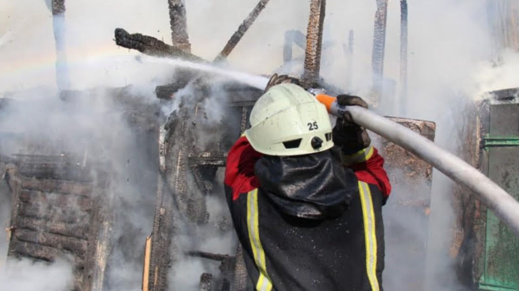 м. Київ: рятувальники ліквідували пожежу в будівлі на Трухановому острові