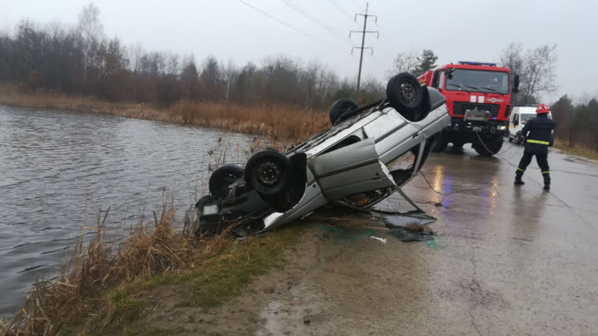 Львівська область: рятувальники витягнули автомобіль з озера