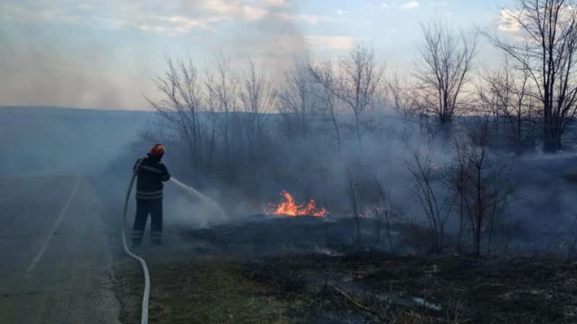 Луганська область: за минулу добу рятувальники 18 разів виїжджали на гасіння сухої трави, очерету та сміття, загальною площею 19,88 га