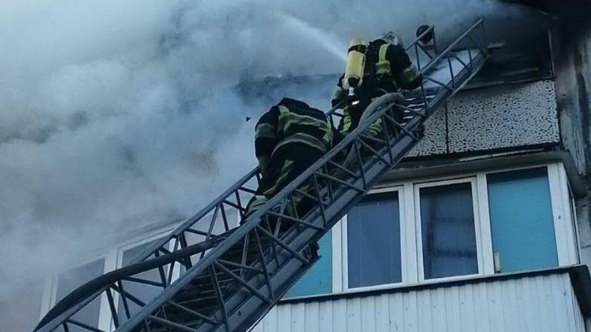 Київ: рятувальники ліквідували пожежу у багатоповерхівці