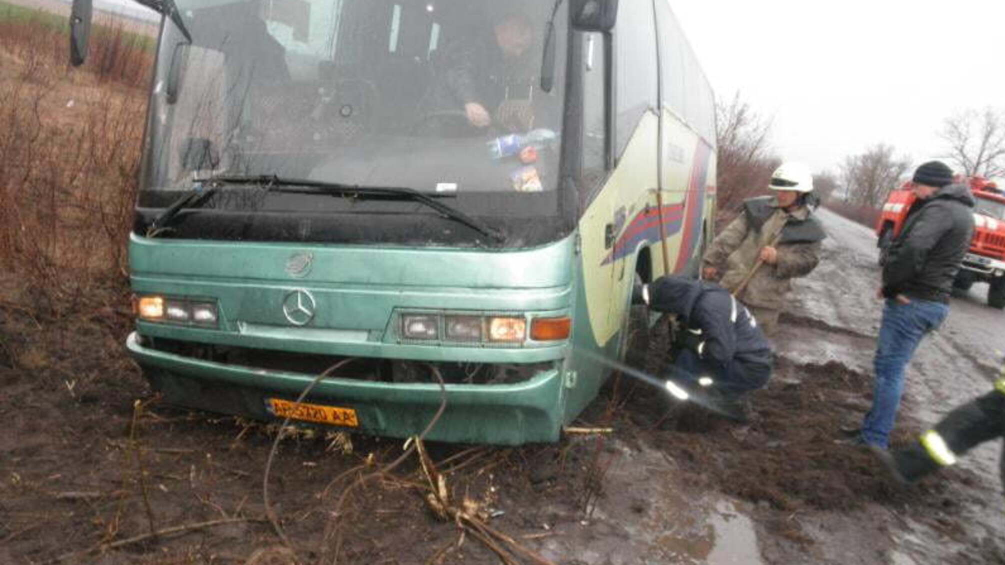 Луганська область: рятувальники допомогли відбуксувати автобус, що з’їхав у кювет