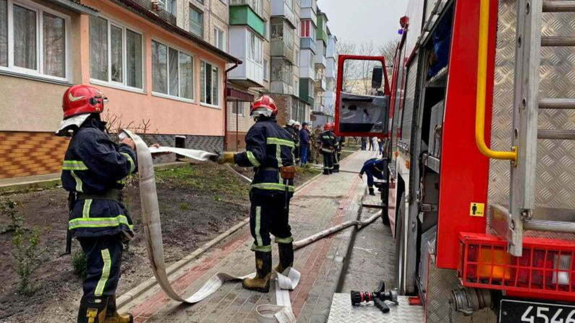 Тернопіль: рятувальники евакуювали 20 мешканців через пожежу в підвалі будинку