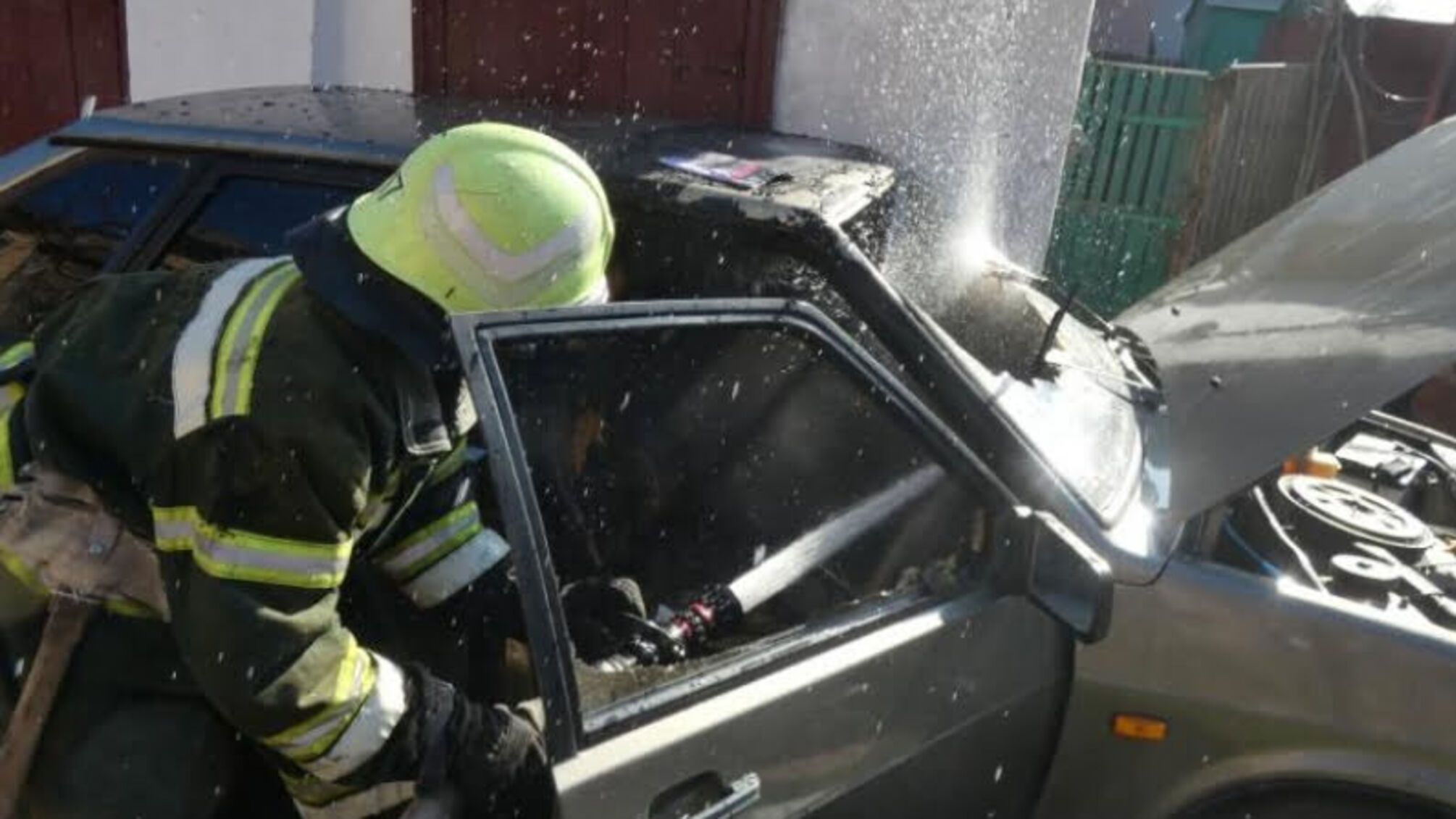 Черкаська область: рятувальники ліквідували пожежу автомобіля (ВІДЕО)