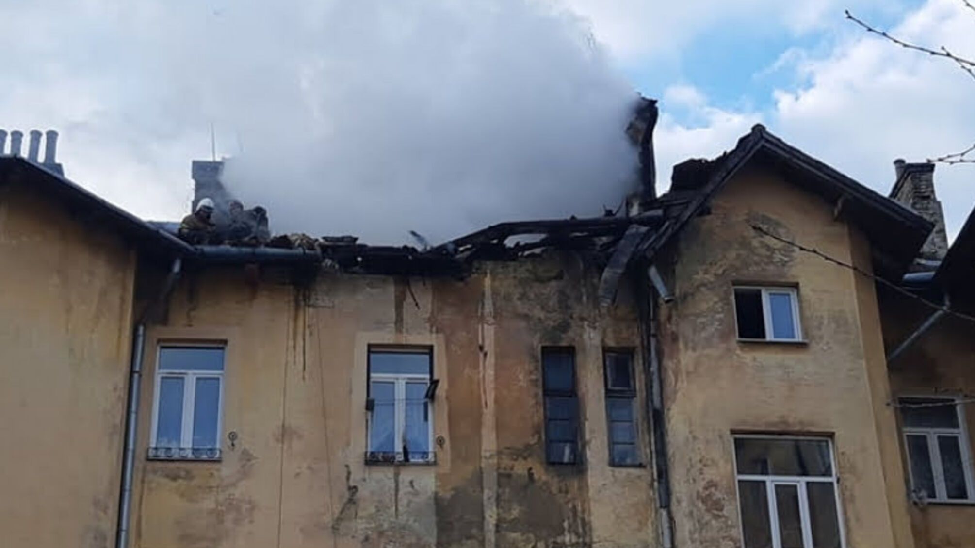 Львів: на пожежі житлового будинку врятовано 4 особи, 50 осіб виведено на свіже повітря