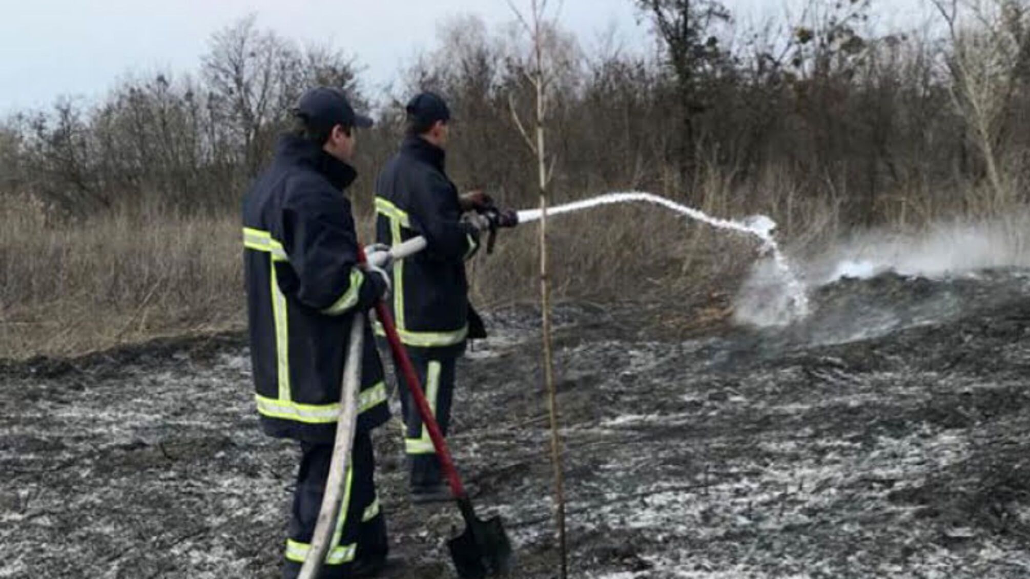 Київська область: рятувальники ліквідовують загоряння сміття побутових відходів на сміттєзвалищі