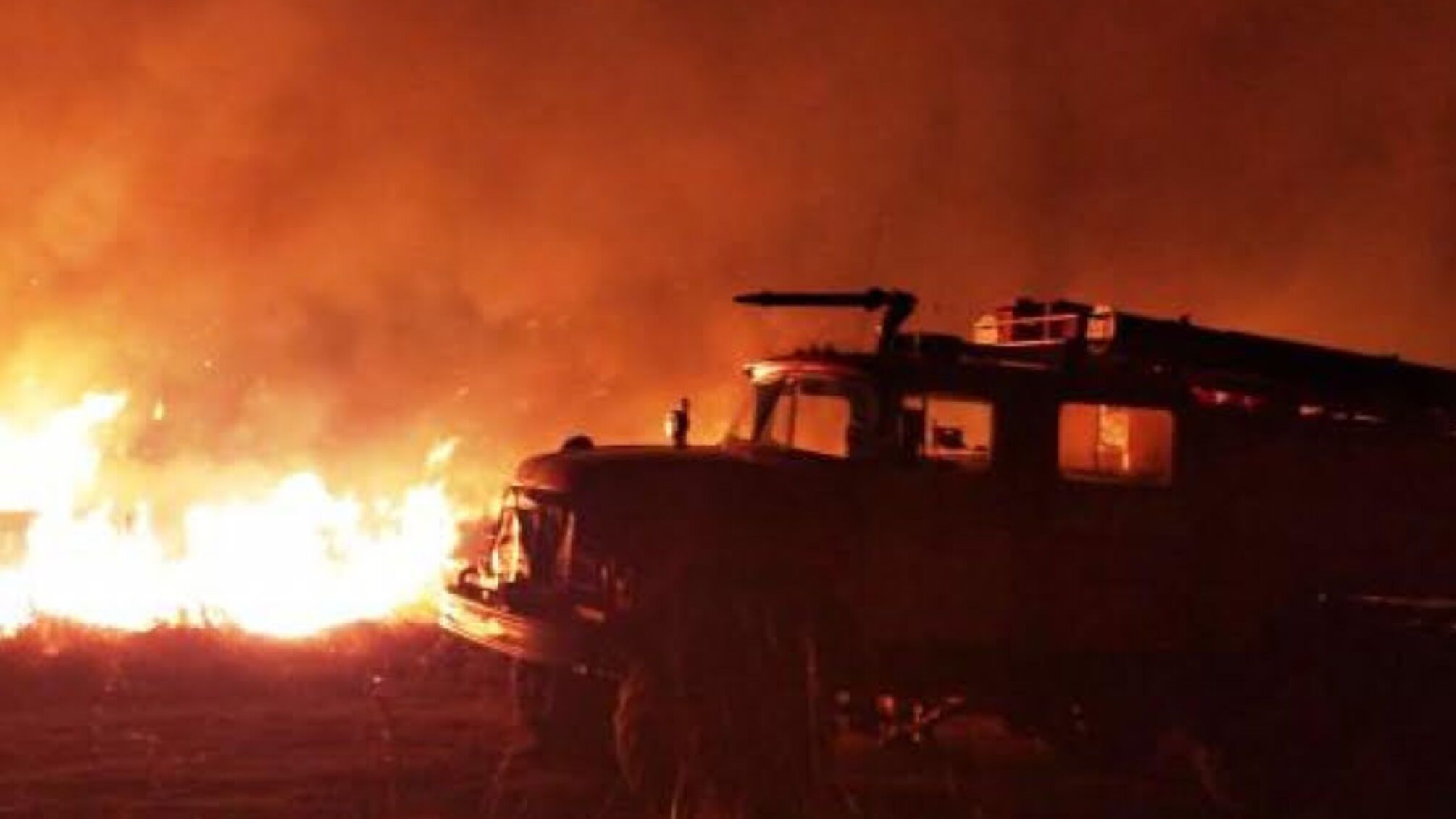 Черкаська область: рятувальники ліквідували пожежу сухої трави та очерету (ВІДЕО)