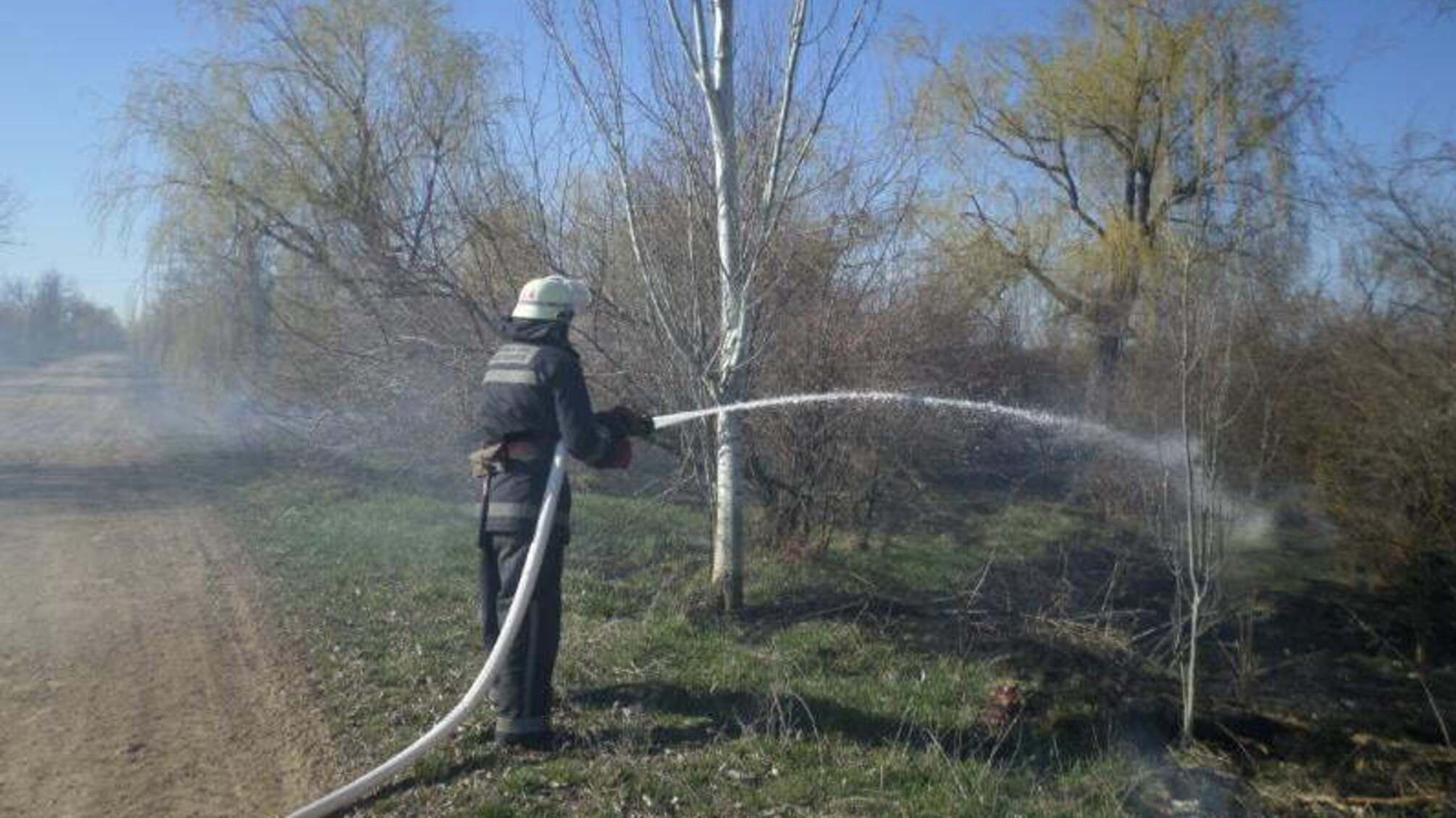 Миколаївська область: щодоби вогнеборці гасять пожежі очерету та сухої трави