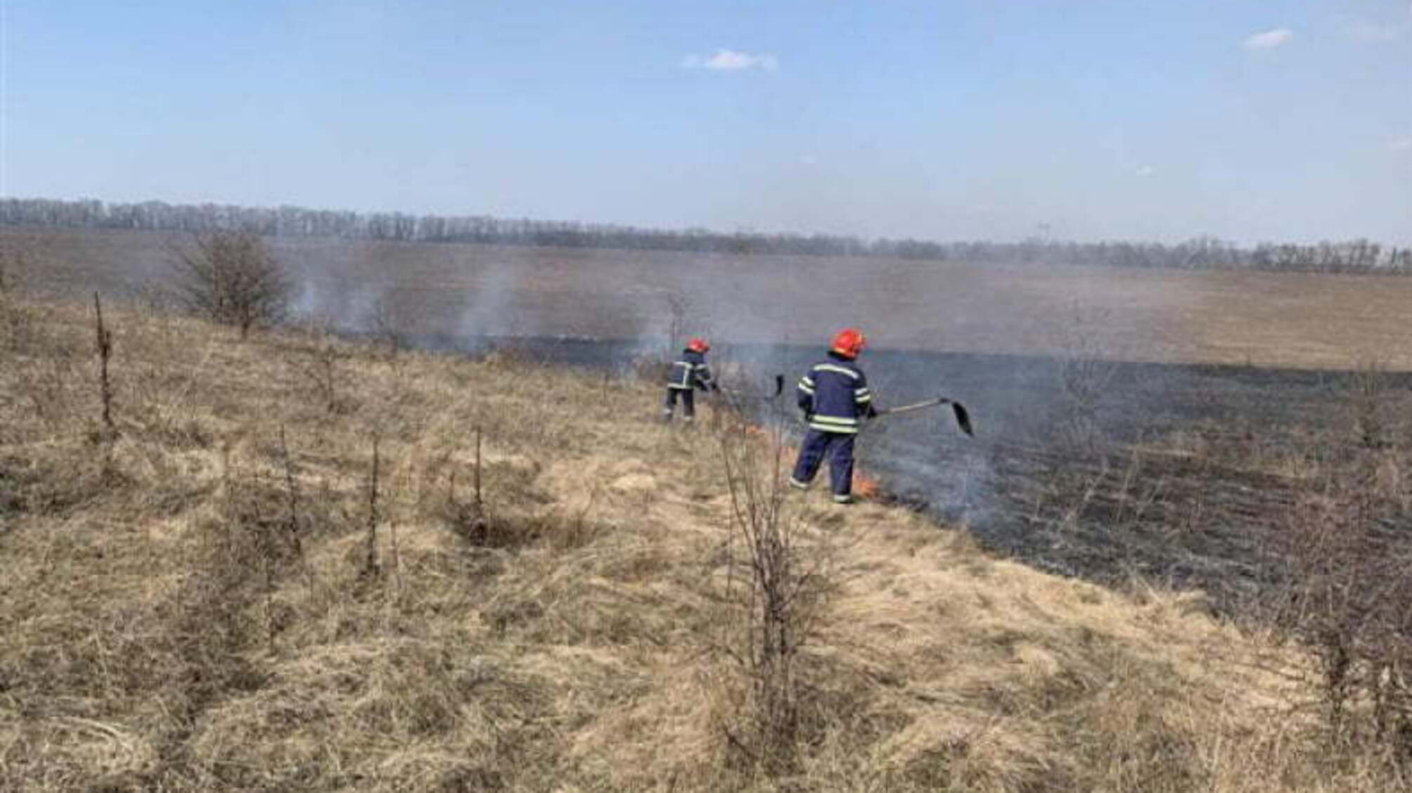 Черкаська область: рятувальники ліквідували масштабну пожежу сухої трави