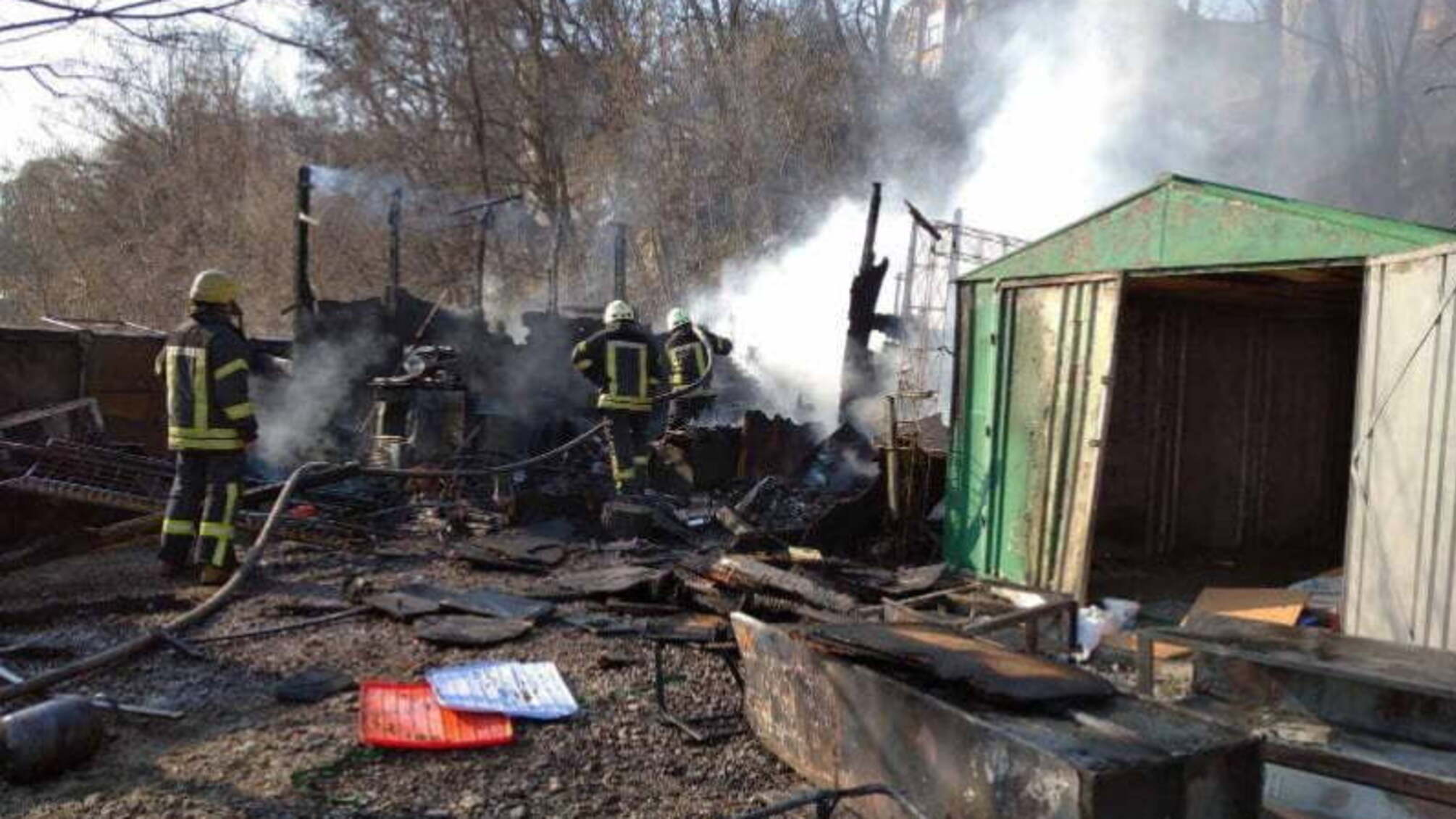 м. Київ: рятувальники ліквідували пожежу на приватній території