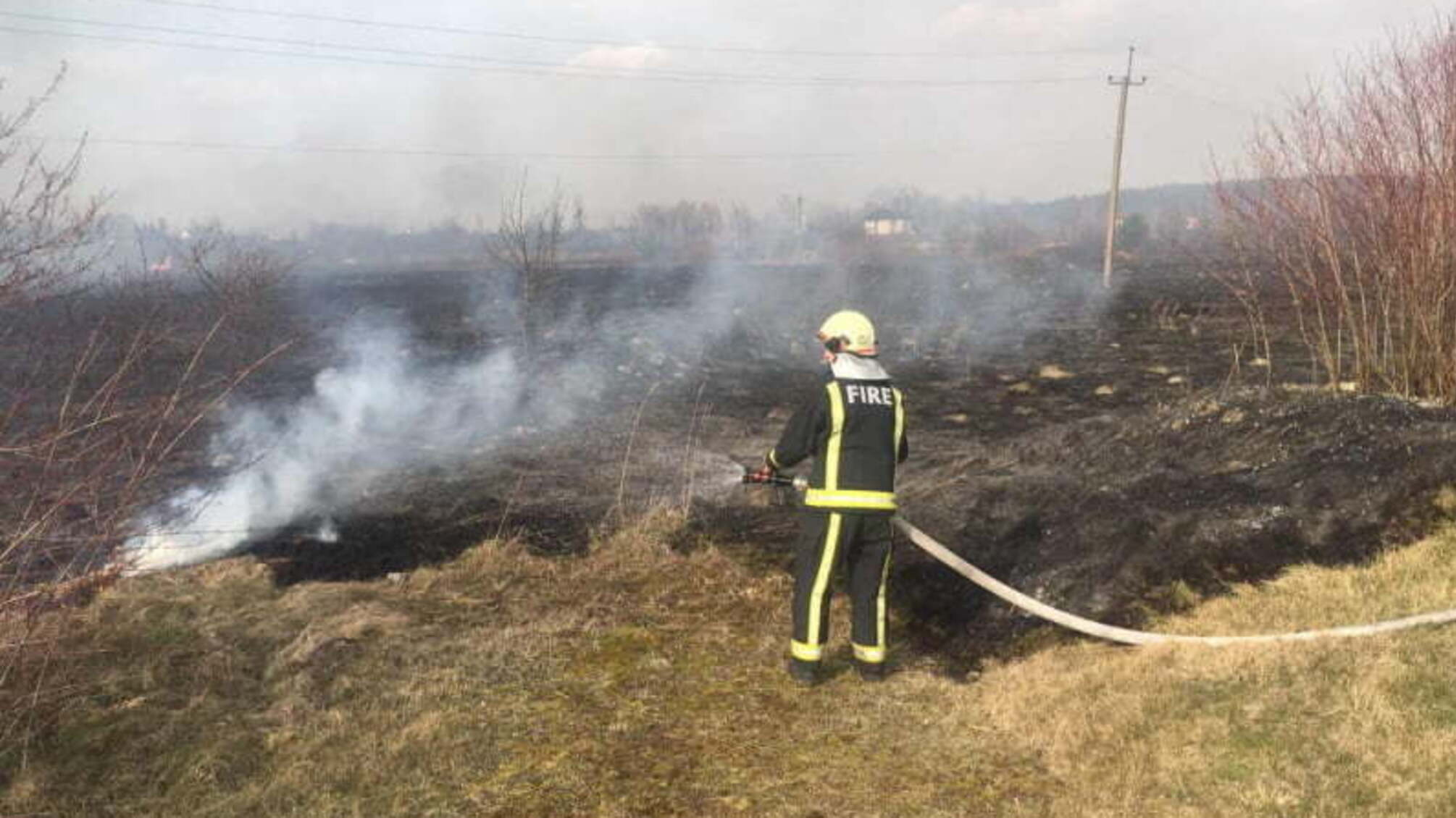 На Волині протягом доби рятувальники 14 разів виїжджали на гасіння сухої трави