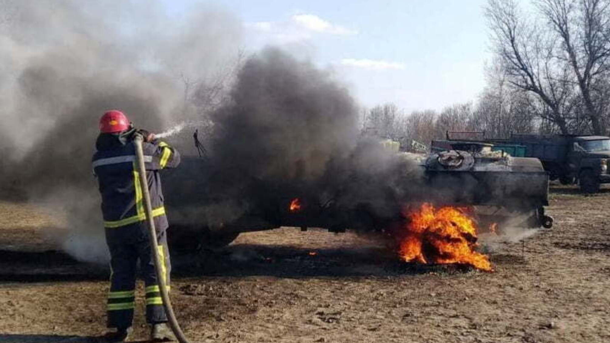 Чернігівська область: вогнеборці ДСНС ліквідували загоряння бензовозу