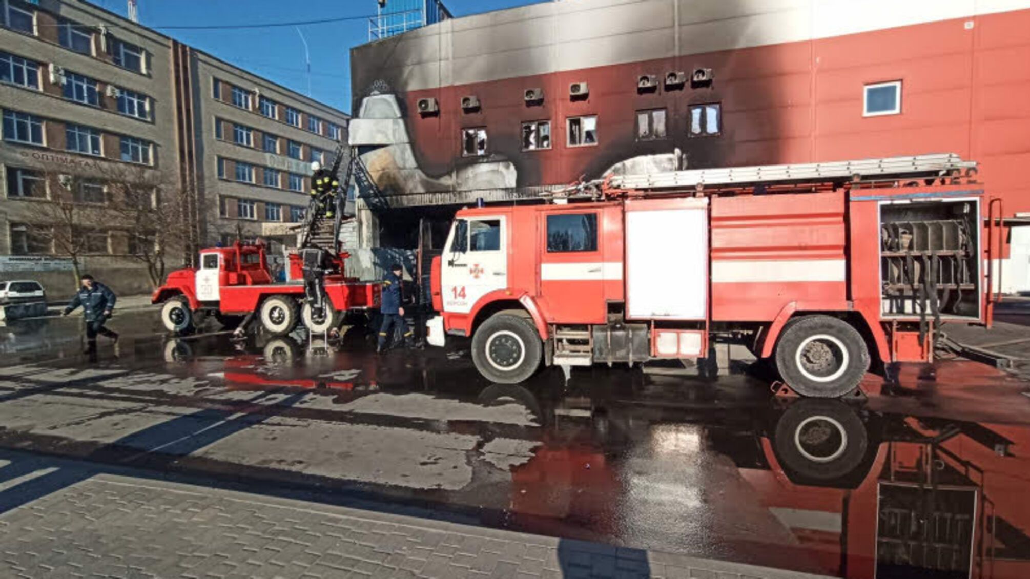 Херсонські вогнеборці загасили займання на розвантажувальному майданчику ТЦ