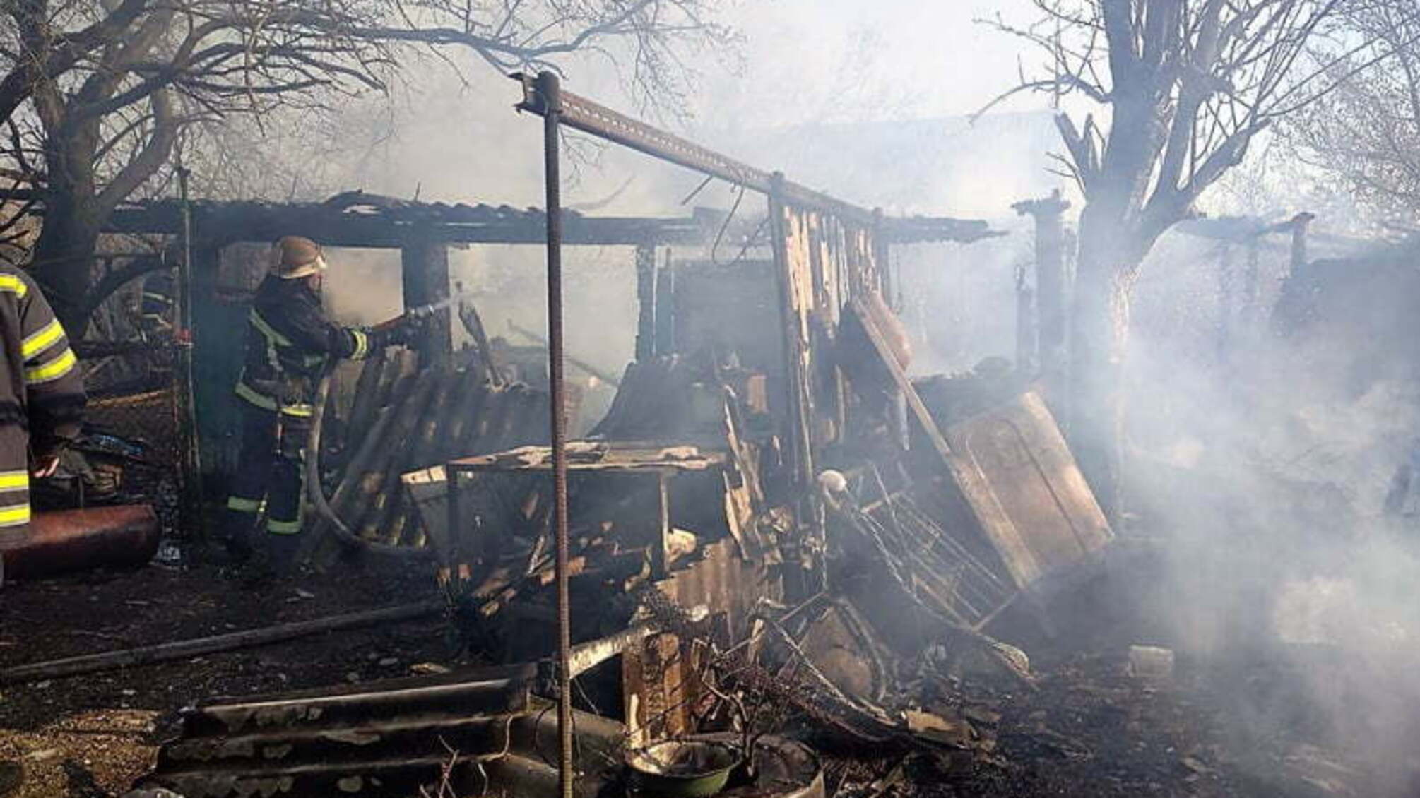 Миколаївська область: вогнеборці ліквідували пожежу на території приватного домоволодіння