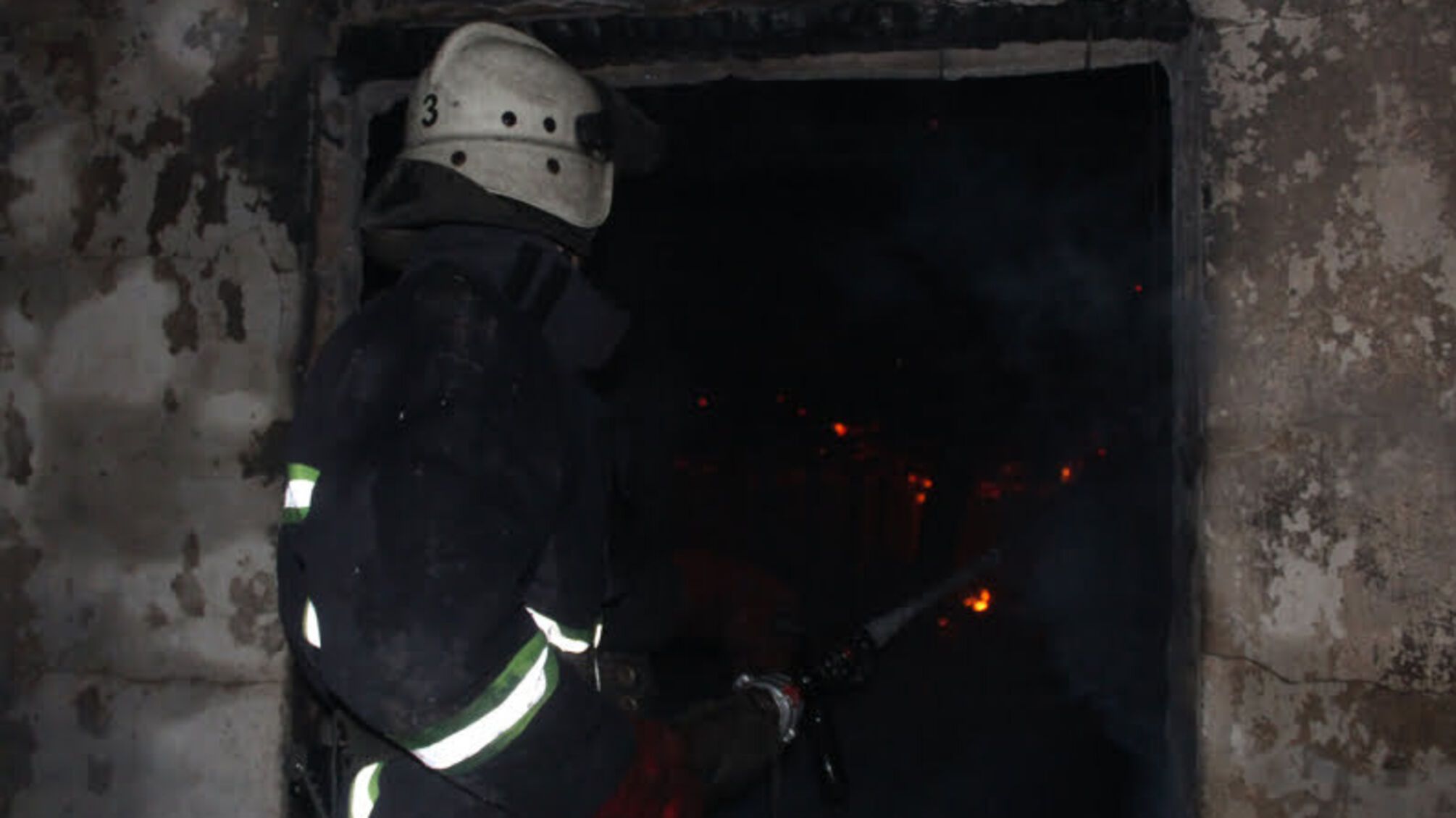 На Хмельниччині рятувальники приборкали масштабну пожежу недіючої господарчої споруди, що виникла через спалювання сухої трави (ВІДЕО)