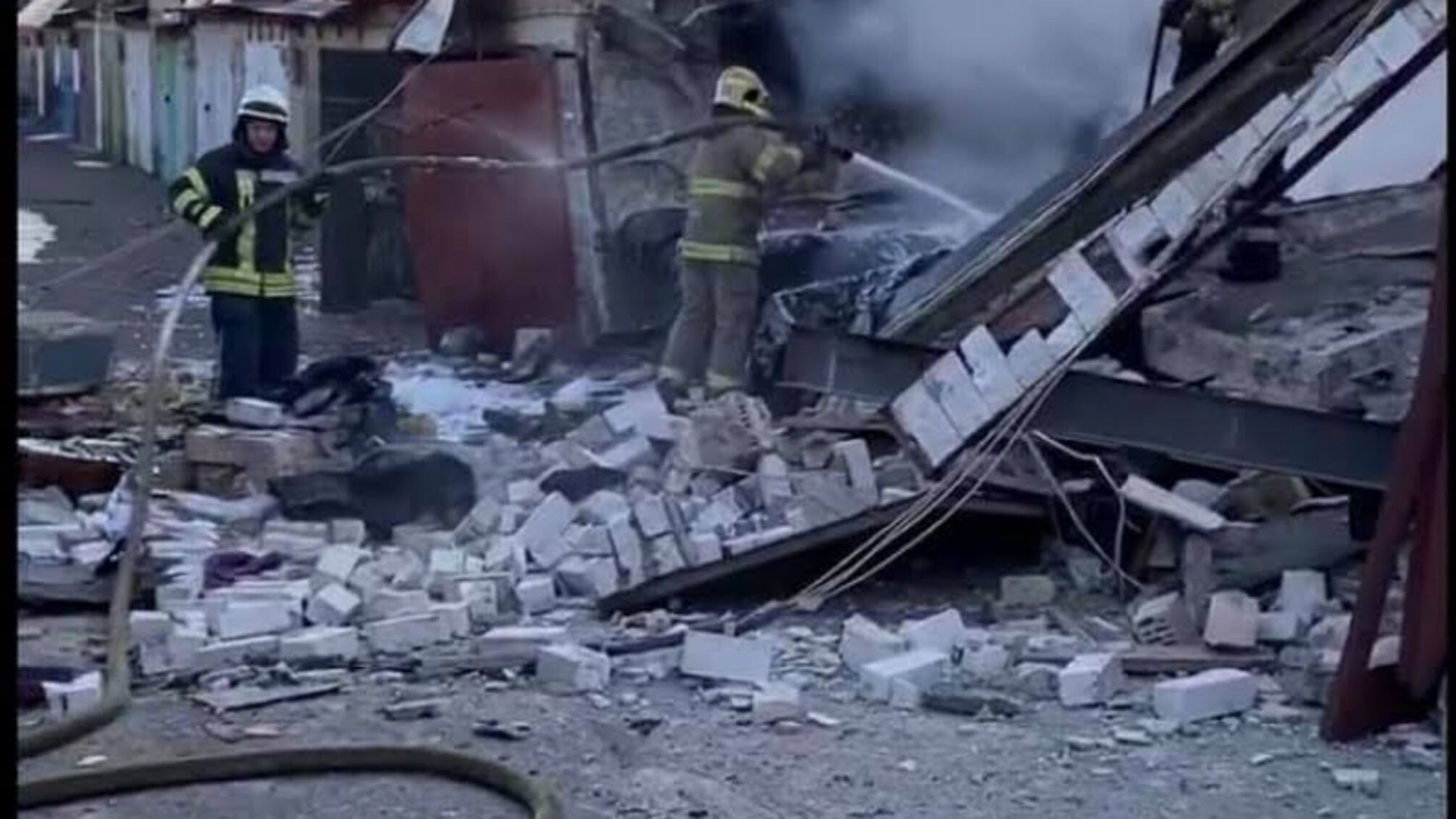 У Києві рятувальники ліквідовують загоряння на території одного з гаражних кооперативів