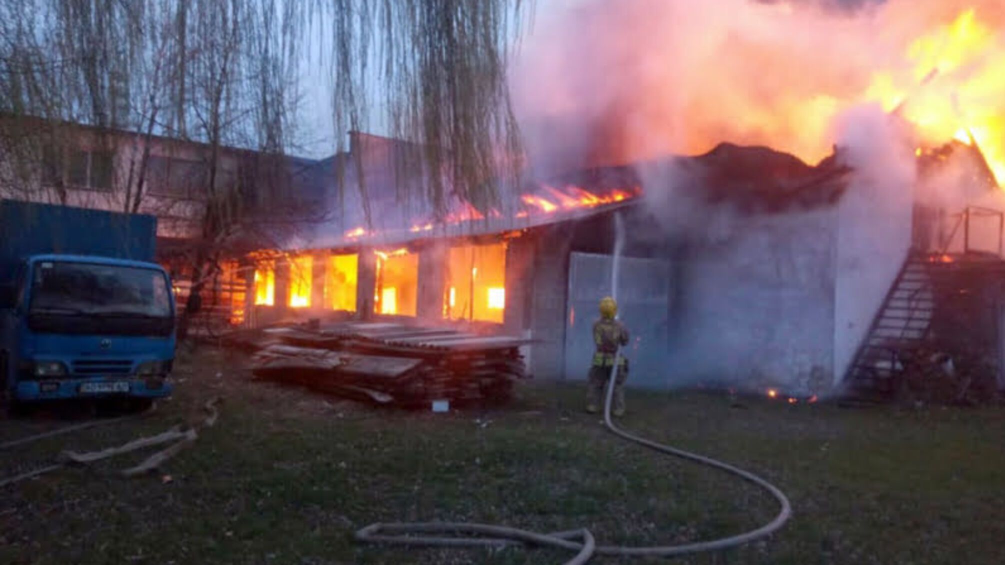 У Закарпатській області рятувальники ліквідували пожежу на території цеху з виготовлення меблів