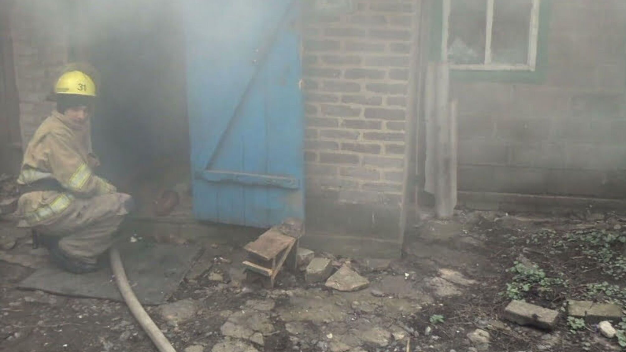 На Донеччині під час гасіння пожежі вогнеборці врятували жінку