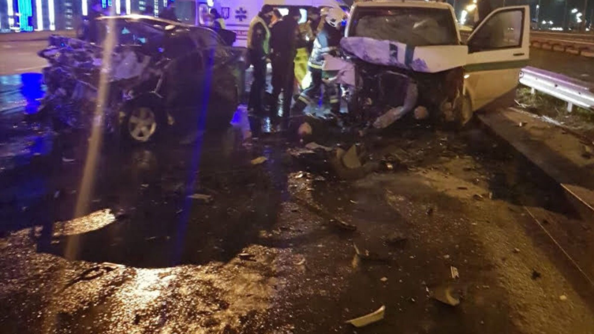 Київ: рятувальники ліквідували пожежу в авто, яке потрапило в ДТП