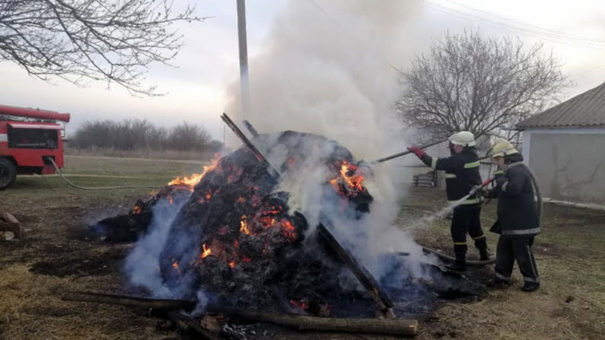 Миколаївська область: вогнеборці загасили чергову пожежу копни сіна