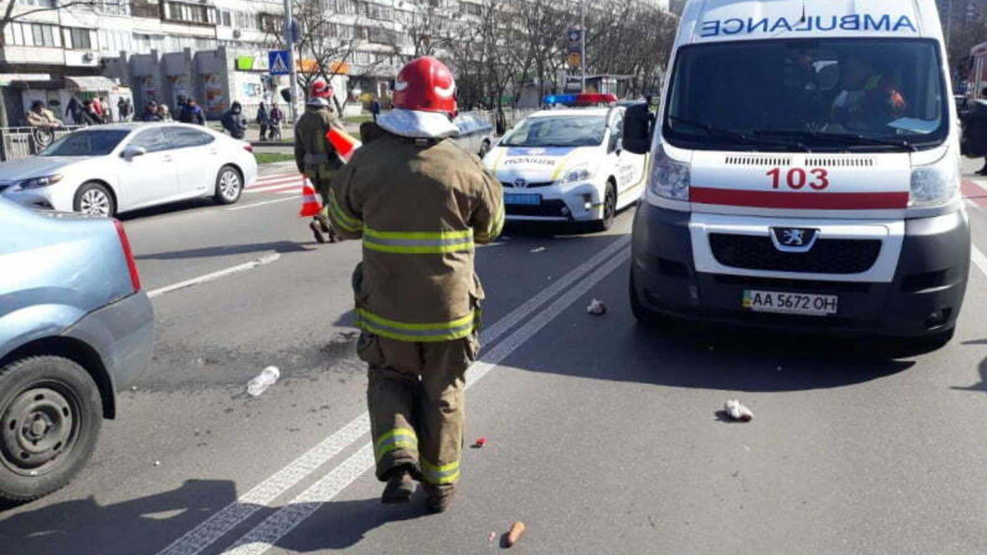 Київ: рятувальники надали допомогу жінці та дитині, яких збило авто