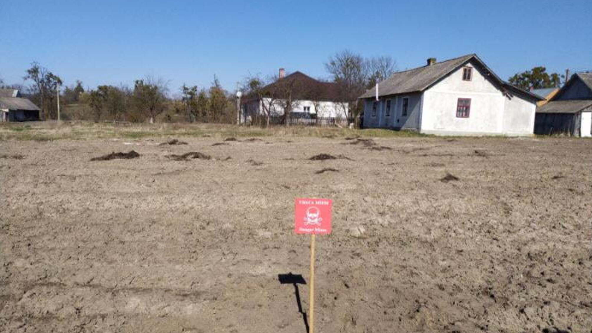Львівська область: біля будинків селяни натрапили на ФАБ-100