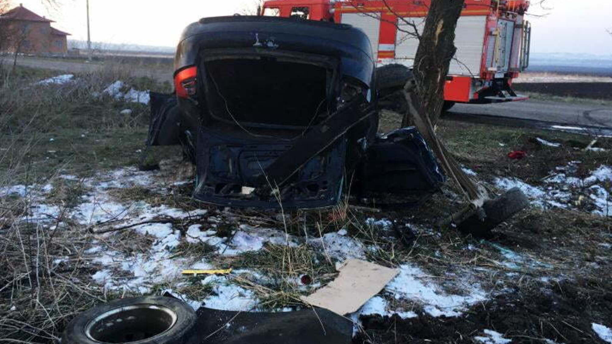 Чернівецька область: рятувальники деблокували потерпілого з авто, яке потрапило у ДТП