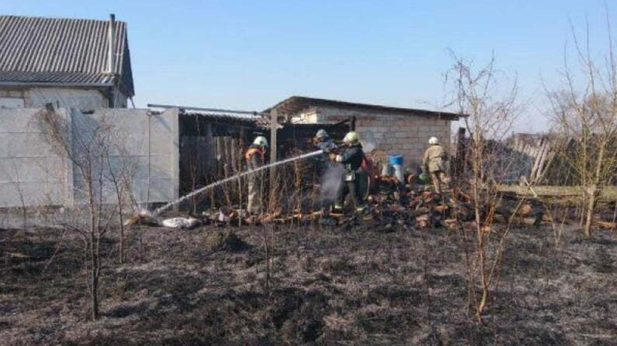 На Сумщині рятувальники дві ліквідували пожежі в господарчих спорудах