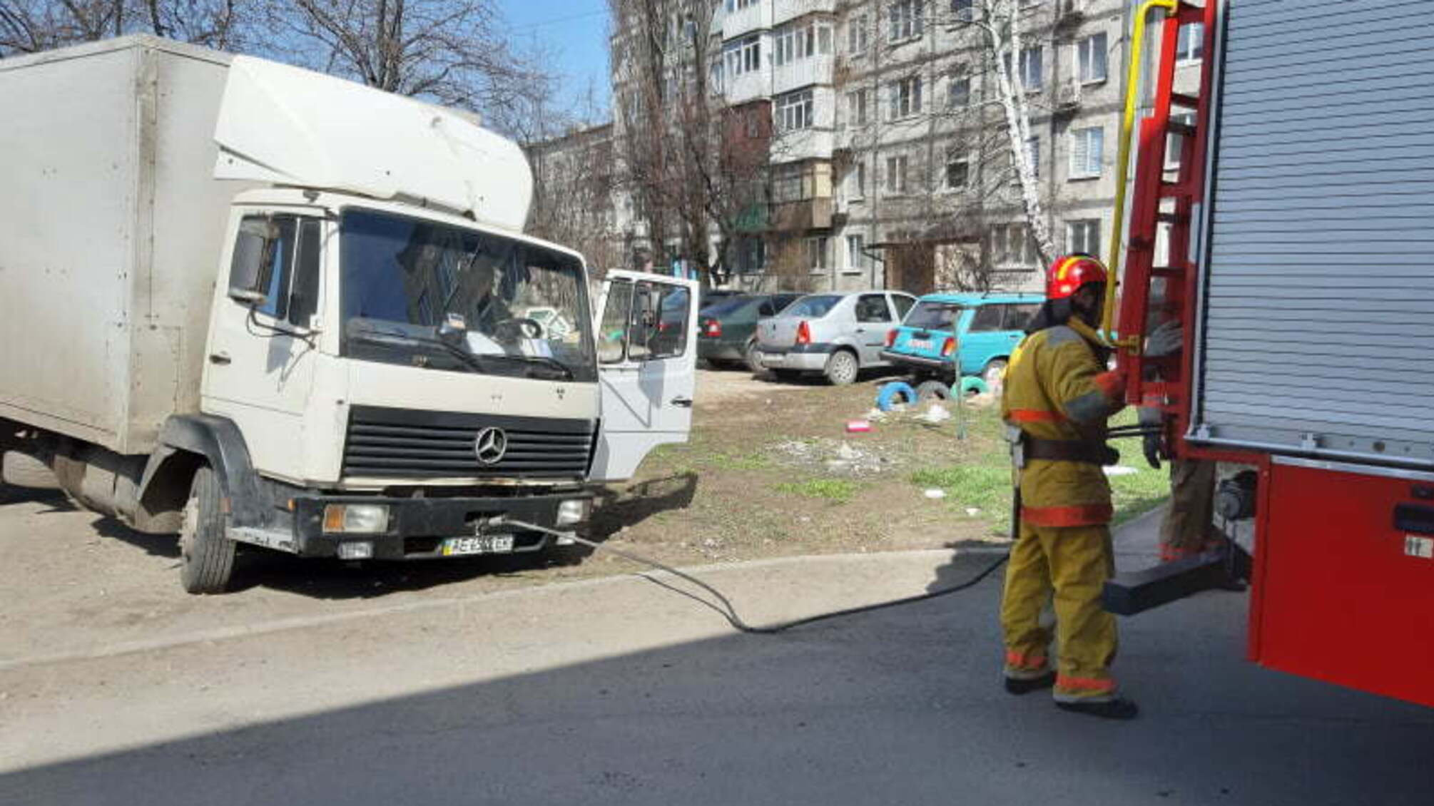 Донецька область: рятувальники витягнули вантажний автомобіль з напівпричепом, що провалився у відкриту каналізацію