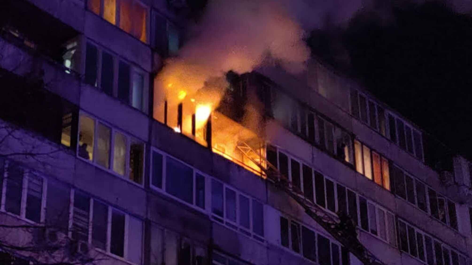 м. Київ: під час гасіння пожежі в житловому будинку вогнеборці врятували жінку, евакуювали 10 осіб, з них 1 дитину