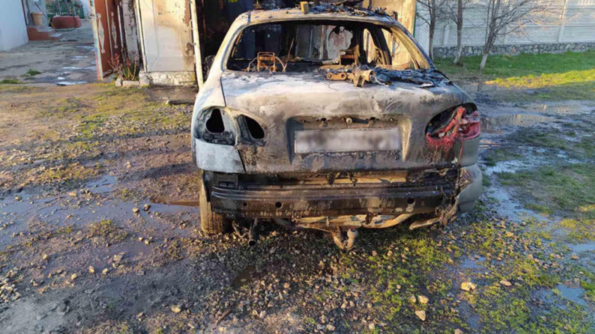 Миколаївська область: вогнеборці ліквідували пожежу гаража на території приватного домоволодіння