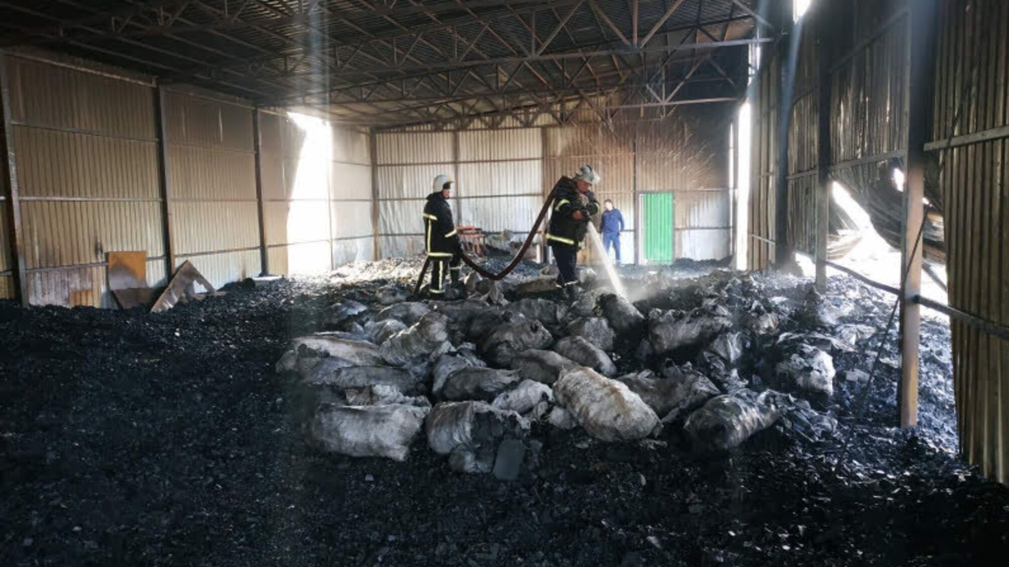 Вінницька область: рятувальники ліквідували пожежу в складському приміщенні