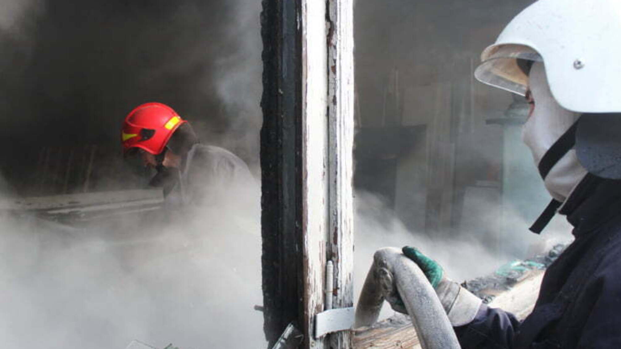 м. Хмельницький: вогнеборці врятували від знищення вогнем складське приміщення матеріалів з деревини площею 1000 кв.м (ВІДЕО)