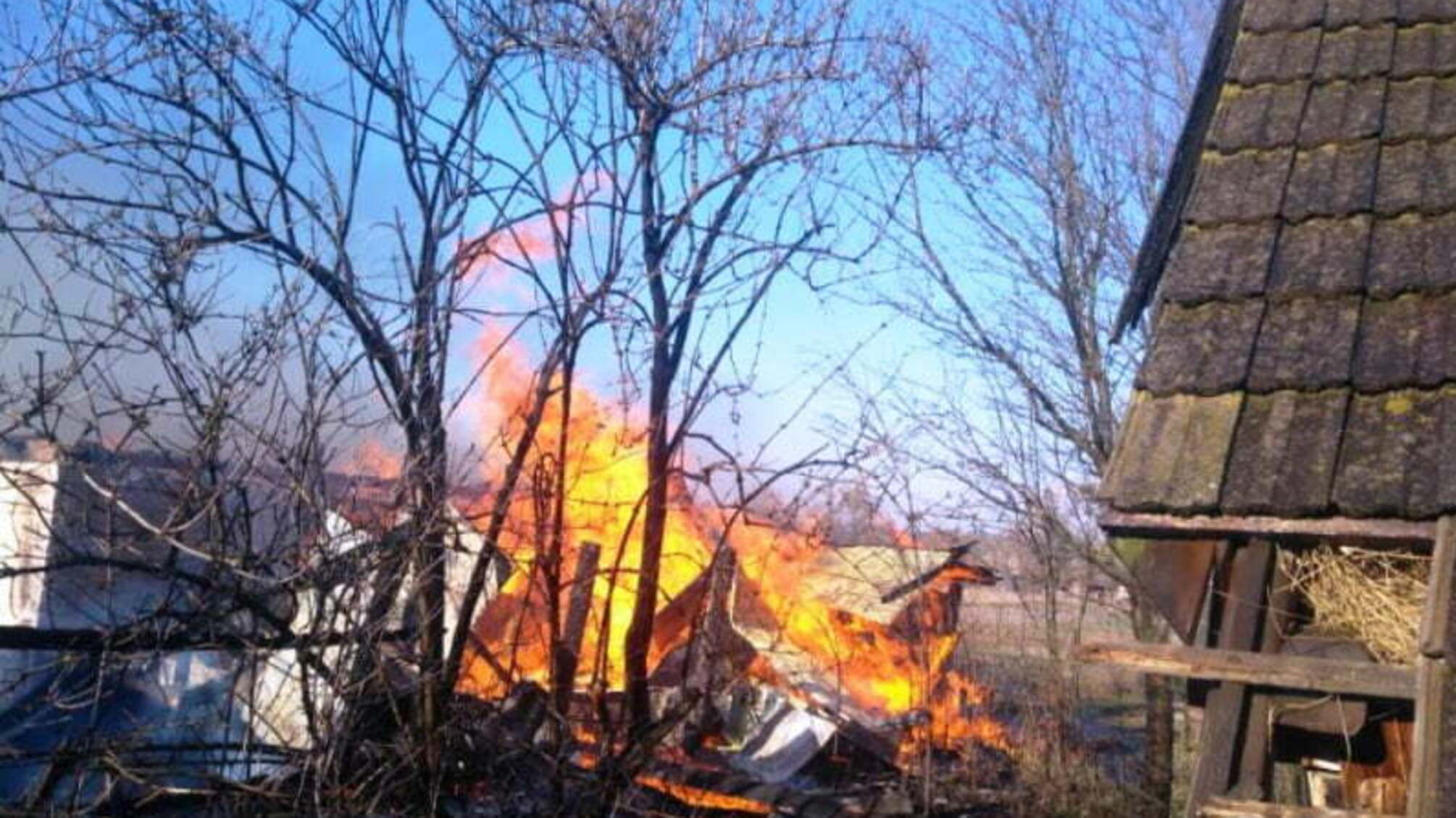 Житомирська область: згоріло 2 оселі, вогонь з яких перекинувся на господарчі будівлі