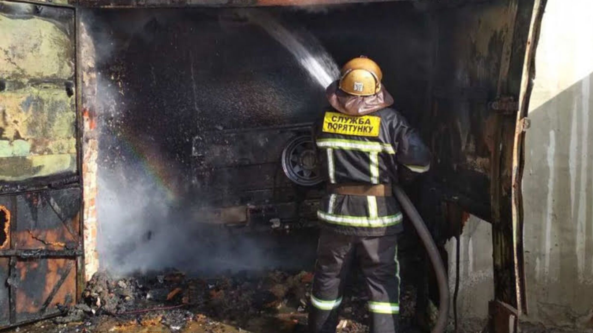 Львів: вогнеборці ліквідували пожежу в цегляному гаражі