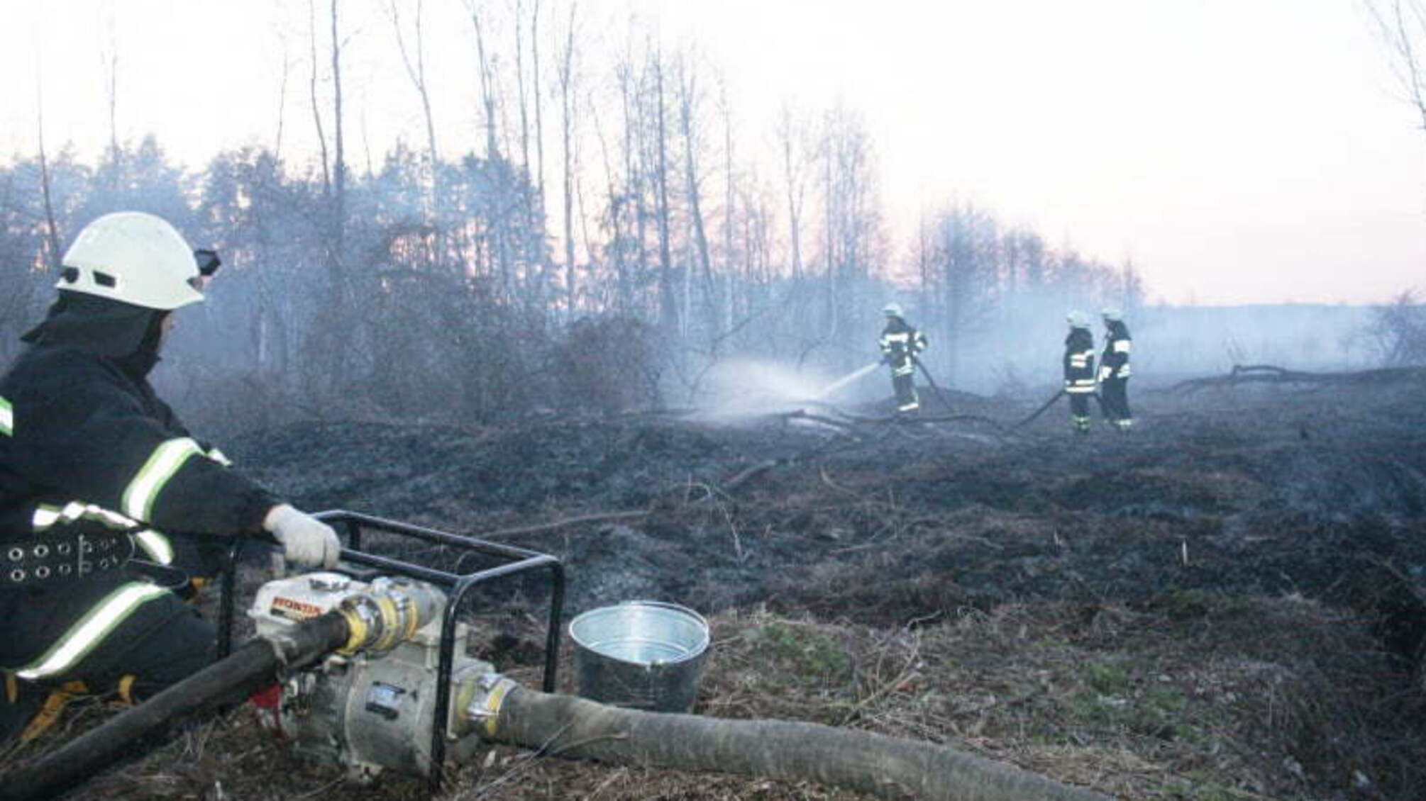 Черкаська область: триває ліквідація пожежі покладів торфу у селищі Ірдинь (ВІДЕО)