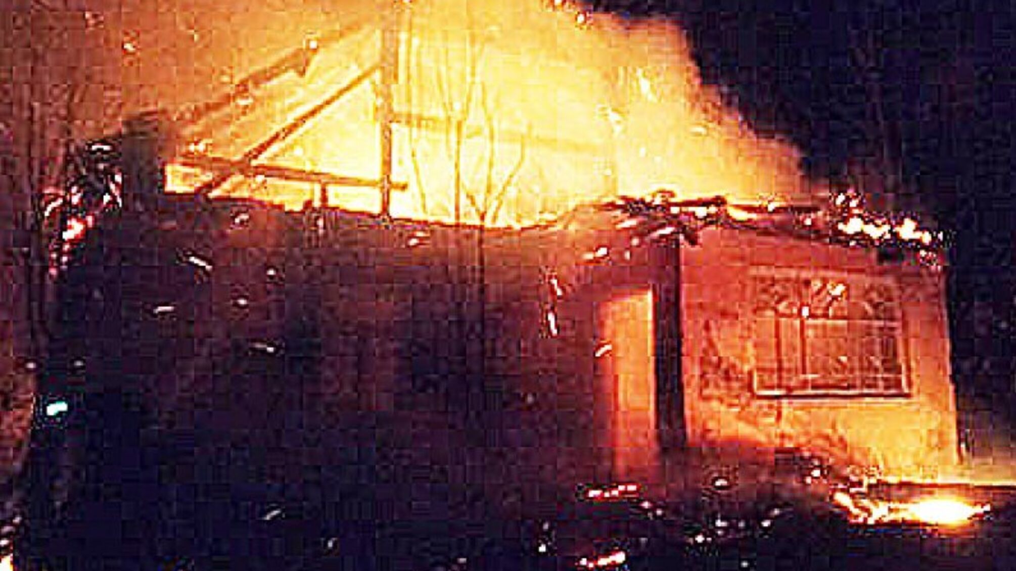 Закарпатська область: через спалювання сухостою згорів житловий будинок, інший врятували вогнеборці