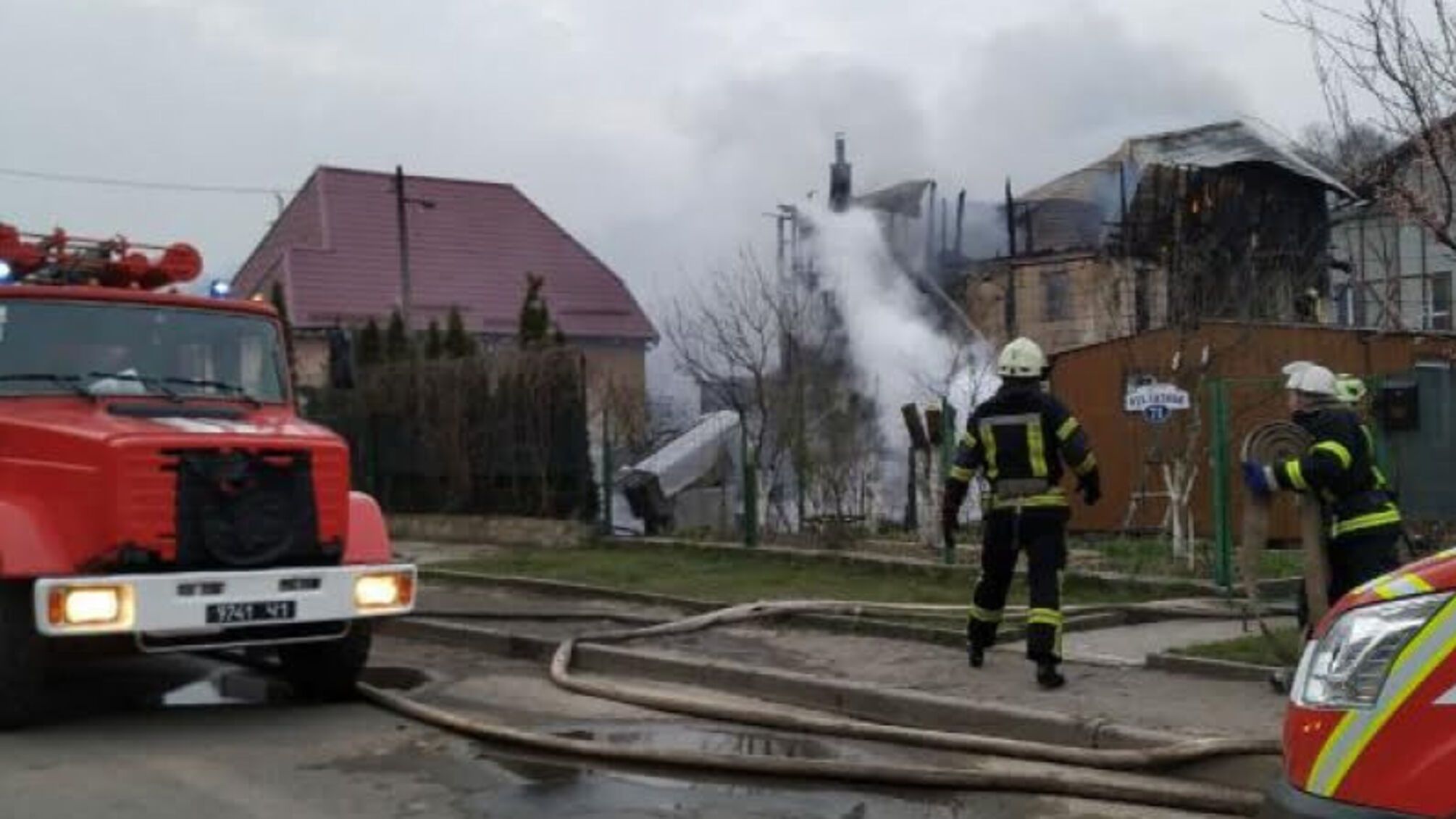 м. Київ: рятувальники ліквідували пожежу в приватному будинку