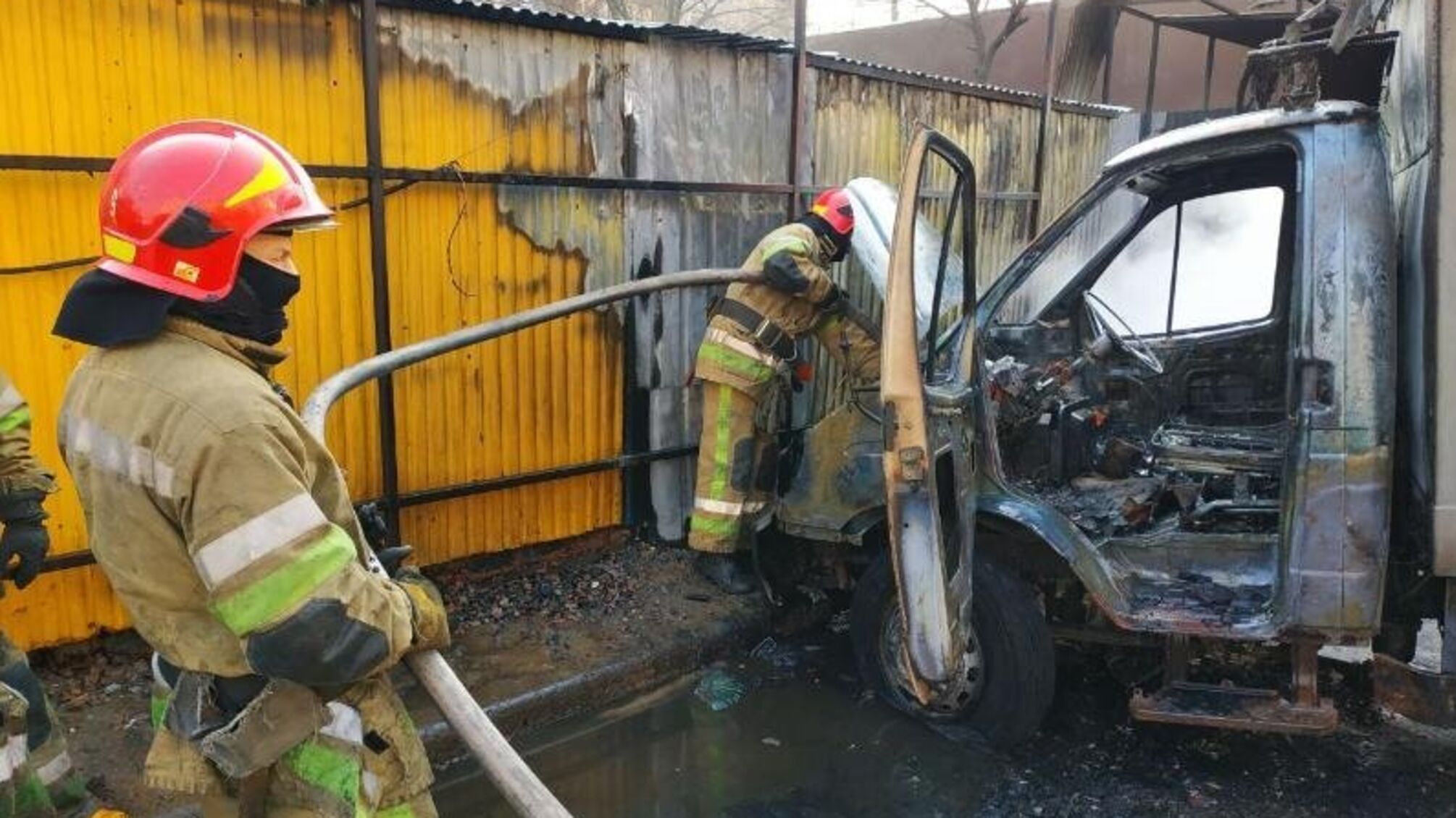 м. Київ: рятувальники ліквідували пожежу в автомобілі
