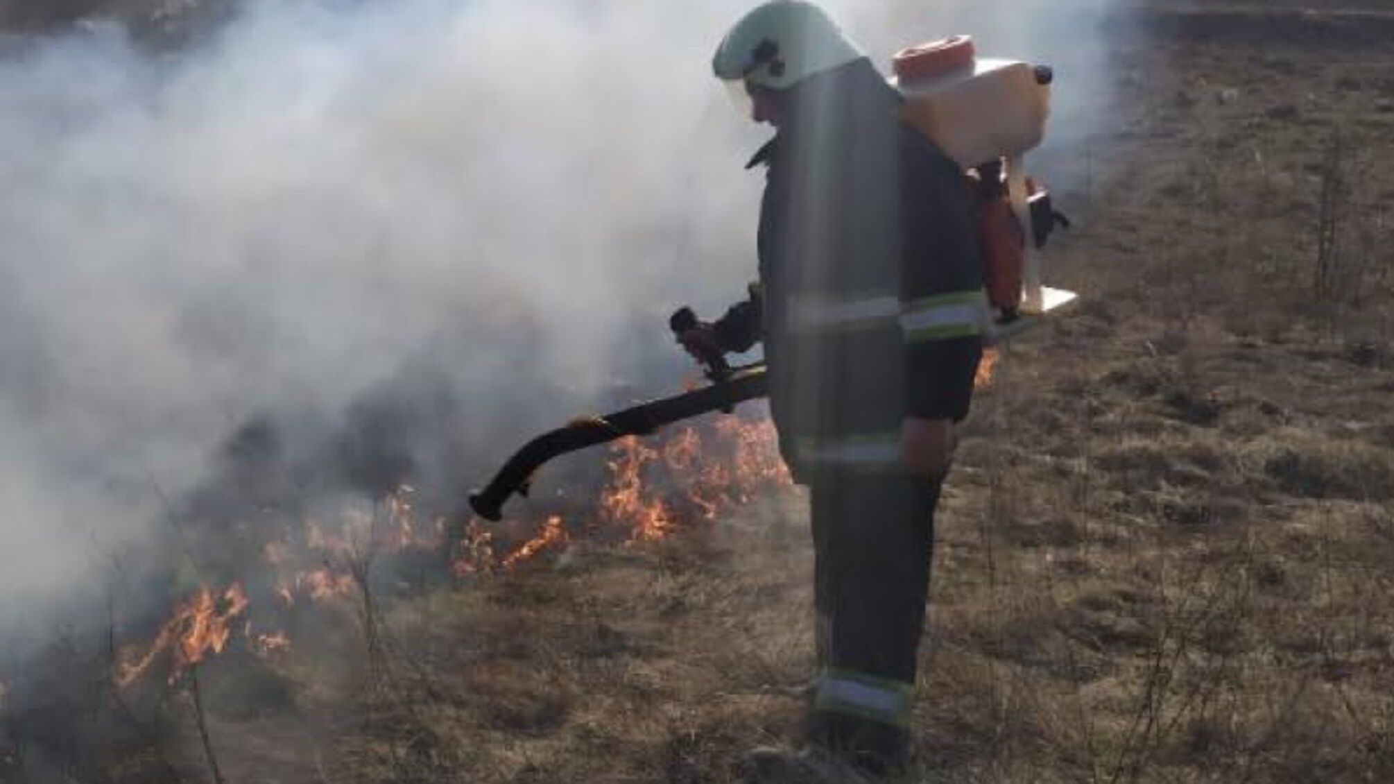 Сумська область: вогнеборці врятували 6 будівель, приборкуючи займання рослинності