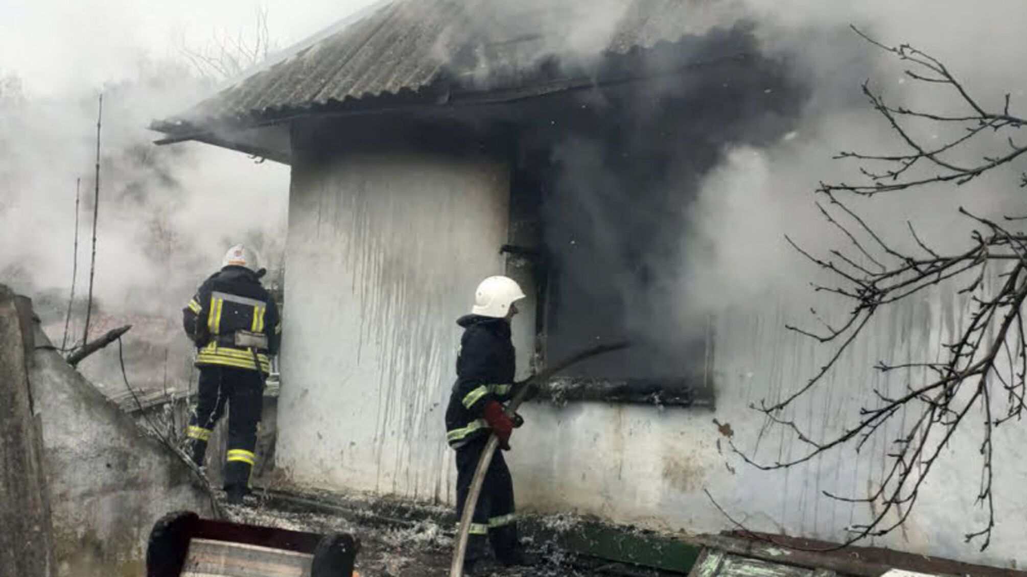 Хмельницька область: вогнеборці оперативно приборкали пожежу, врятувавши будинок від знищення вогнем (ВІДЕО)