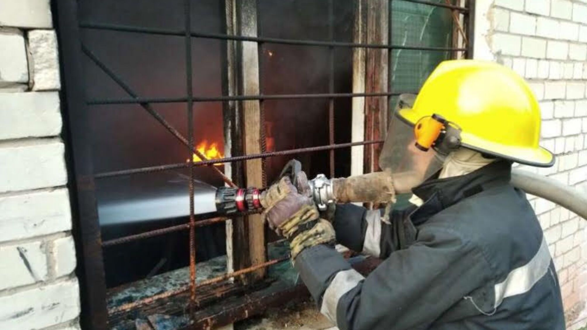 Херсонська оласть: каховські вогнеборці ліквідували загоряння в покинутій будівлі