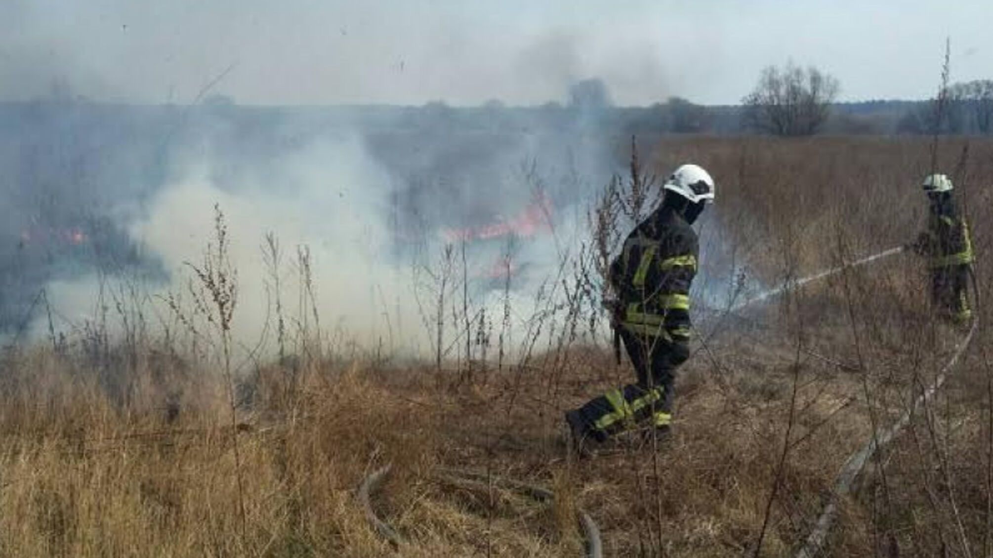 Київська область: рятувальники ліквідували пожежі трав’яного настилу і «поспілкувалися» із палієм