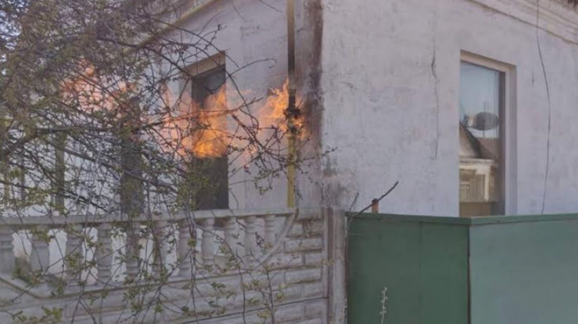 м. Дніпро: вогнеборці запобігли розповсюдженню пожежі на житловий будинок