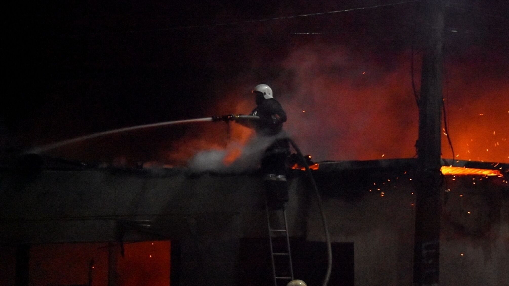 м. Одеса: рятувальники ліквідували загоряння літньої площадки на узбережжі та не допустили розповсюдження вогню на сусідні споруди