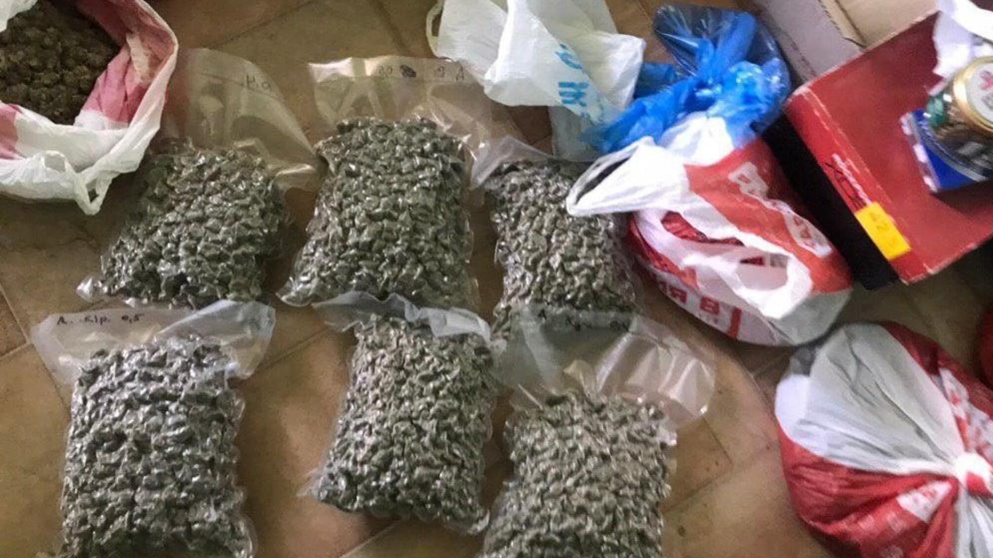 Одеські правоохоронці вилучили в іноземця наркотичні засоби та зброю