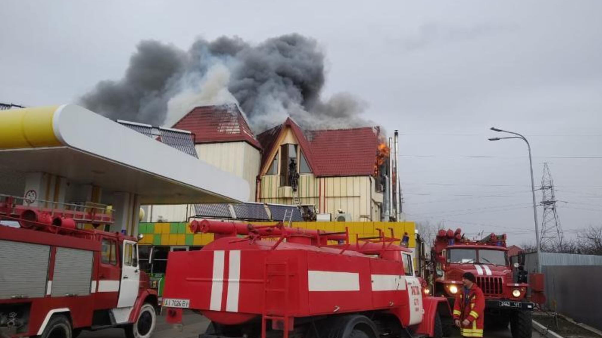Київська область: рятувальники локалізували пожежу в трьохповерховій будівлі готельно-ресторанного комплексу 'Чабани'