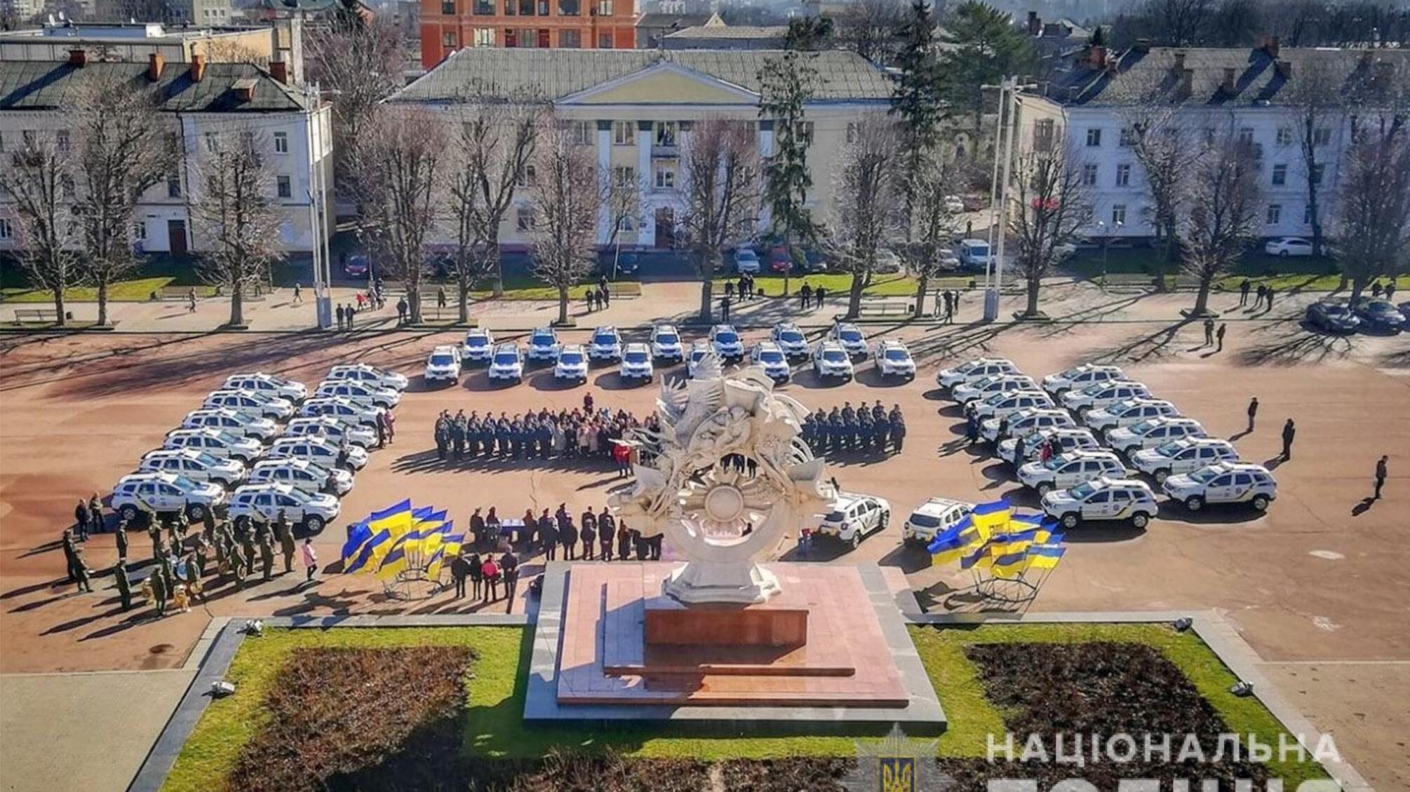 На Хмельниччині поліцейські офіцери громади отримали 43 службові автомобілі